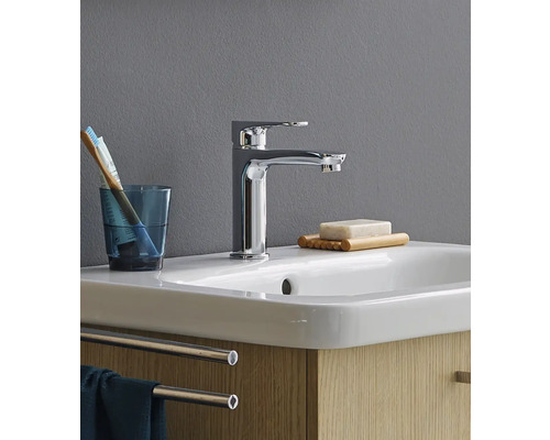 Badezimmerwaschbecken mit Armatur, Seife und Zahnbürsten