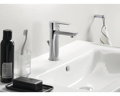 Detailansicht eines Waschtisches mit Armatur, Seife, Zahnputzbecher und Handtuchhalter