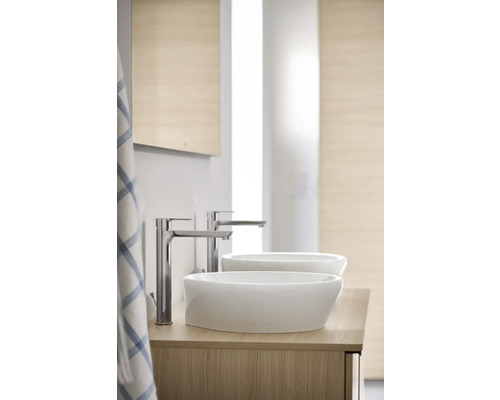 Modernes Badezimmer mit zwei Aufsatzwaschbecken und Armaturen auf einem Waschtisch