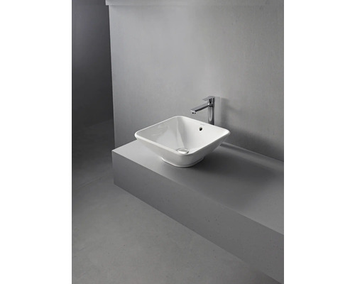 Aufsatzwaschbecken aus Keramik mit Armatur auf Waschtisch