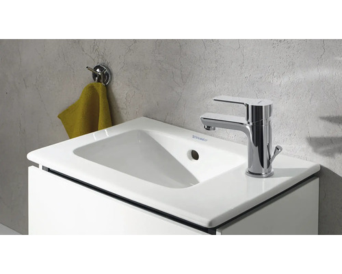 Weißes Waschbecken mit Armatur und Handtuchhalter