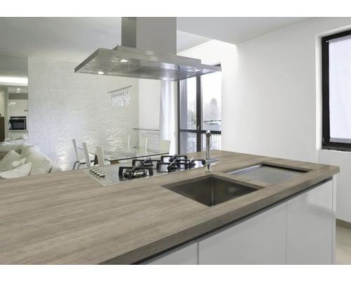 Kücheninsel mit Spüle, Kochfeld und Dunstabzugshaube in einer modernen Küche