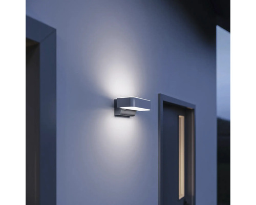 Außenwandleuchte aus Aluminium an einer Hauswand montiert