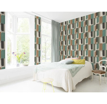 Helles Schlafzimmer mit geometrischer Mustertapete, Bett und Sitzgelegenheit