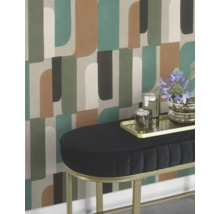 Szene mit gemusterter Tapete, einer Bank, einem Tablett, Gläsern und einer Vase mit Blumen.