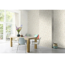 Esszimmer mit floral gemusterter Tapete, Holztisch und Stühlen.