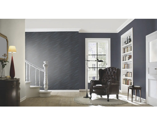 Wohnzimmer mit Sessel, Regal und Treppe in einem Haus