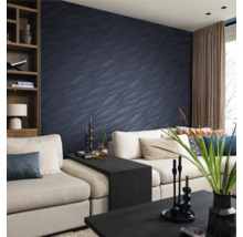Wohnzimmer mit Sofa, Tisch und dunkelblauer Tapete mit Wellenmuster