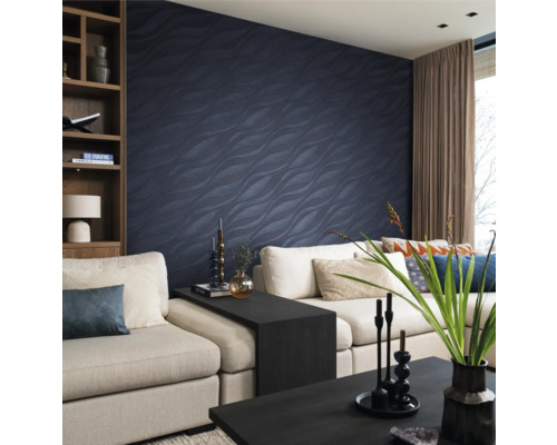 Wohnzimmer mit Sofa, Tisch und dunkelblauer Tapete mit Wellenmuster