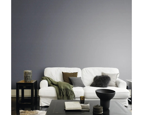 Wohnzimmer mit Sofa, Kissen und Tischdekoration