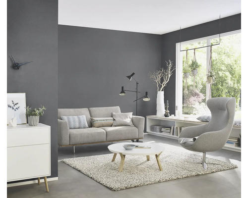 Wohnzimmer mit Sofa, Sessel, Couchtisch und Kommode in modernem Design.