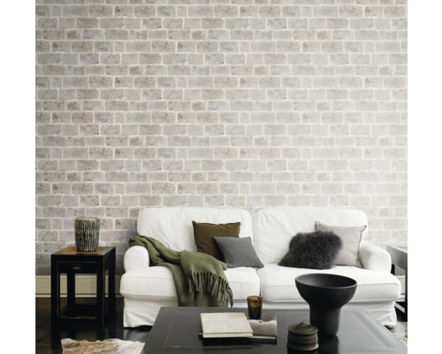 Wohnzimmer mit weißem Sofa und Ziegelsteinmuster Tapete