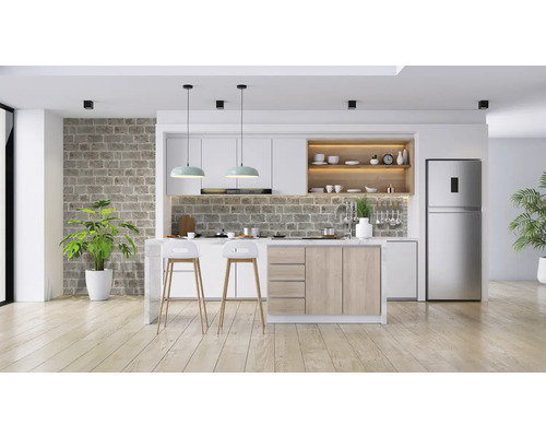 Helle Küche mit Kücheninsel, Esstisch und diversen Küchenutensilien.