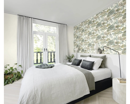 Schlafzimmer mit Bett, Vorhängen, Tapete und Balkontür