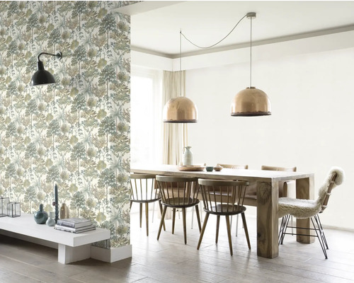 Dekoratives Esszimmer mit Baumtapete, Esstisch aus Holz und Pendelleuchten.