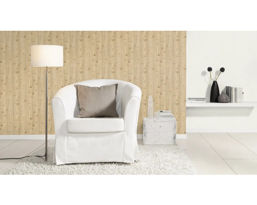 Wohnzimmer mit Sessel, Stehlampe und Holzwandverkleidung