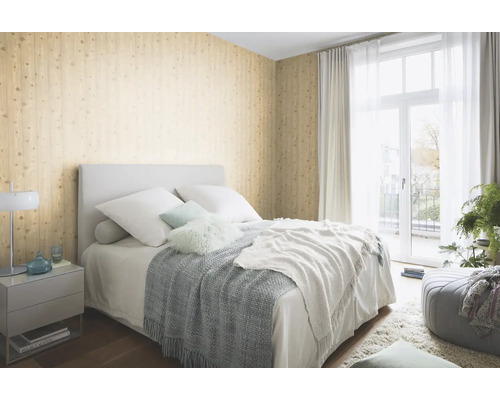 Schlafzimmer mit Holzwandtapete, Bett und Nachttisch