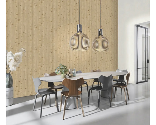 Esszimmer mit Holzwand, Esstisch und Pendelleuchten