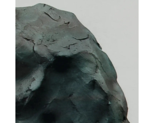 Detailaufnahme einer bronzefarbenen Skulptur