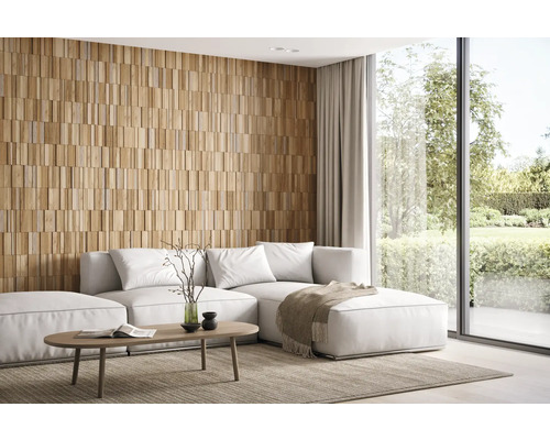 Helles Wohnzimmer mit Holzpaneelwand, Sofa und großem Fenster zum Garten.