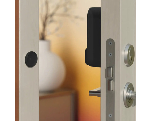 Tür mit installiertem Smart-Lock-System