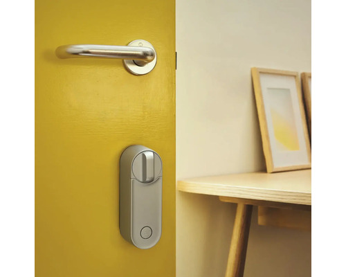 Digitaler Türschlossantrieb an einer Tür mit Griff