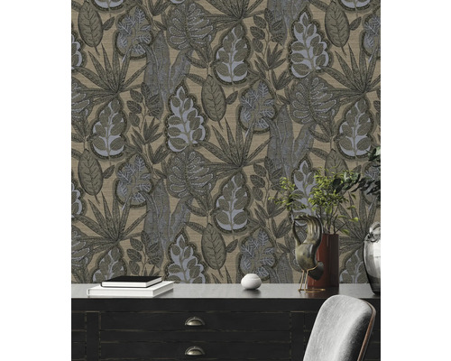 Dekorative Tapete mit Blättermuster im Wohnzimmer