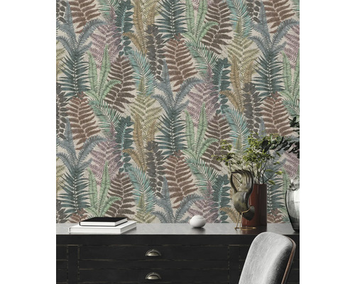 Tapete mit Farnmuster im Wohnraum