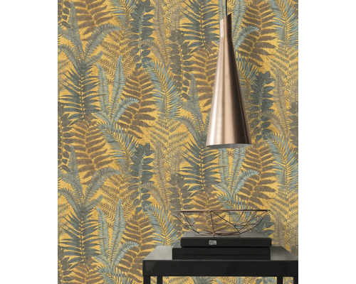 Raumansicht mit einer gemusterten Tapete mit Farnmotiven