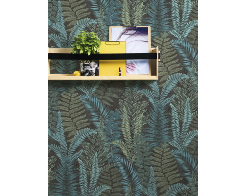 Wand mit Farnmuster-Tapete und Holzregal mit Dekoration