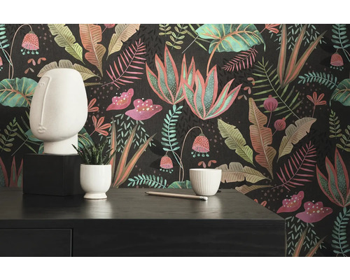 Dekorative Tapete mit floralem Muster in einem Raum.