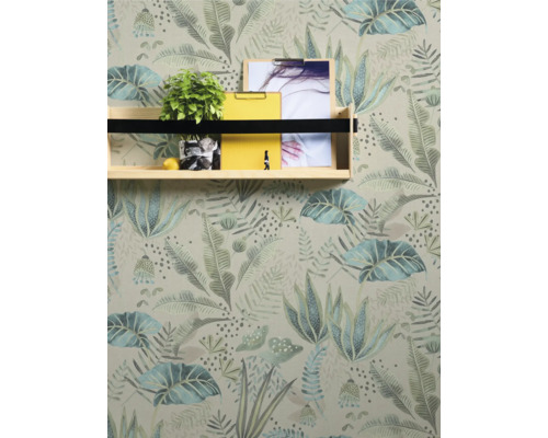 Wandgestaltung mit Pflanzenmuster und Holzregal mit Dekoration