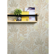 Tapete mit floralem Muster und Regal mit Dekorationen