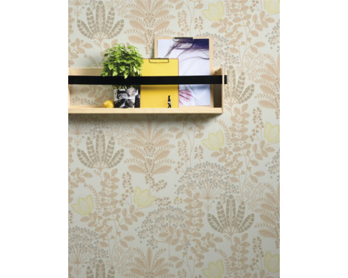 Tapete mit floralem Muster und Regal mit Dekorationen