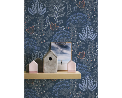 Blumentapete mit Regal, Dekoration und Bild