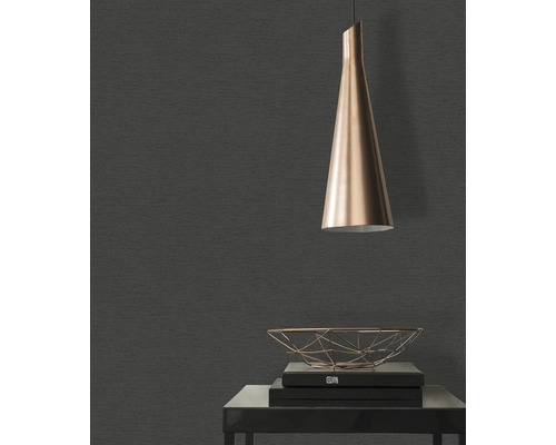 Szene mit Textiltapete, Hängelampe und Dekoschale