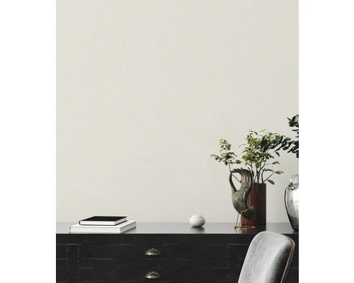 Nahaufnahme eines Zimmers mit dunklem Sideboard, Büchern, Dekorationen und Stuhl