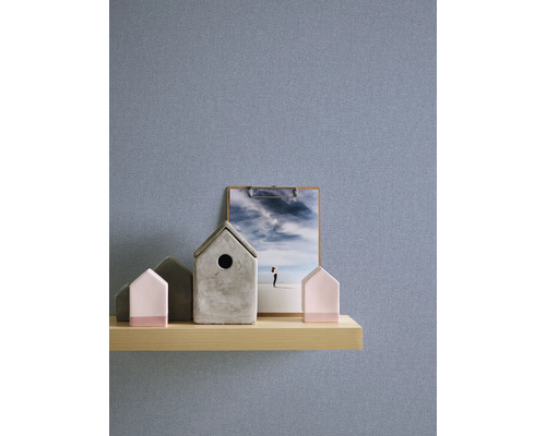 Dekorative Häuser aus Beton und Holz auf einem Regal