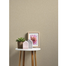 Tapete im Interieur mit Pflanze, Dekoration und Bild auf Tisch