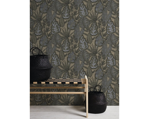 Raumansicht mit gemusterter Tapete, Bank und zwei Körben