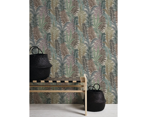 Wand mit Farnmuster-Tapete, Bank und zwei Körben