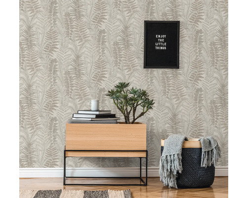 Wohnraum mit gemusterter Tapete, Pflanze und Dekoration für ein gemütliches Ambiente.