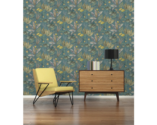 Wohnraum mit gemusterter Tapete, Sessel und Kommode