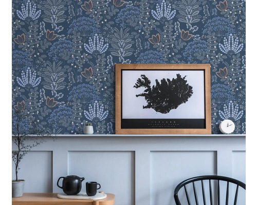 Szene mit floral gemusterter Tapete und Dekorationsgegenständen