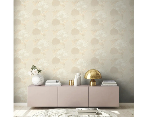 Innenraum mit gemusterter Tapete, Sideboard, Lampe, Dekoration und Teppich