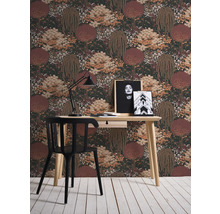 Arbeitszimmer mit Schreibtisch, Stuhl, Lampe und Fotowand mit Baum Tapete