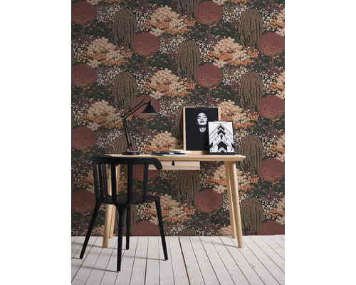 Arbeitszimmer mit Schreibtisch, Stuhl, Lampe und Fotowand mit Baum Tapete