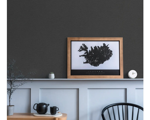 Nahaufnahme einer dunkelgrauen Struktur Tapete im Wohnraum.