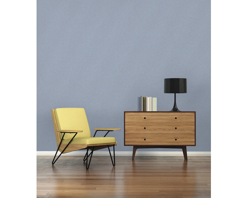 Wohnzimmer mit Sessel, Kommode und Lampe