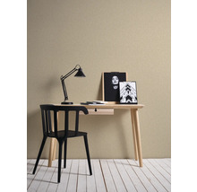 Arbeitszimmer mit Schreibtisch, Stuhl und Lampe vor einer strukturierten Tapete